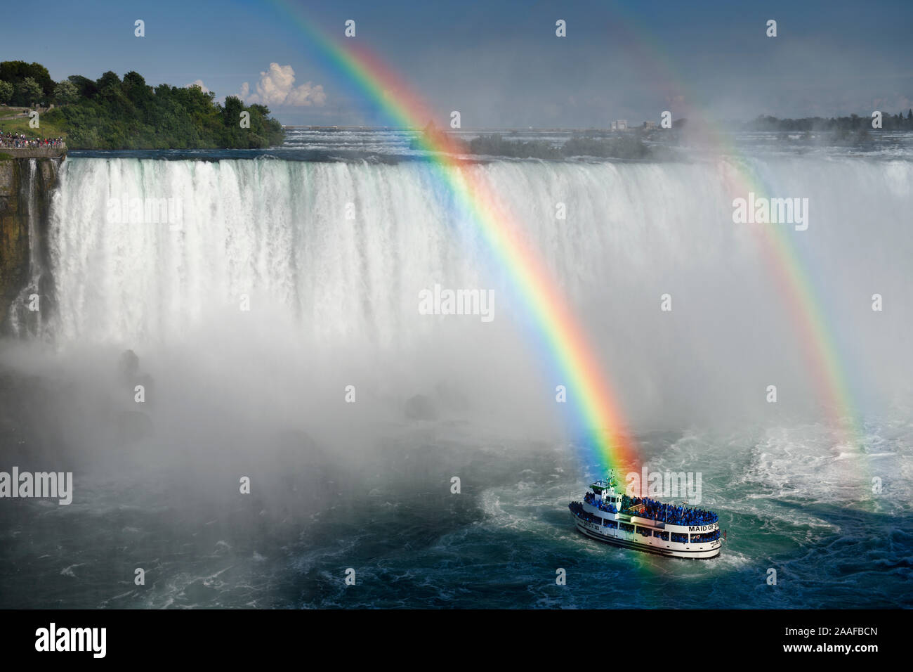 Doppio arcobaleno che termina oltre la Domestica della Foschia tour in barca a Horseshoe Falls a Niagara Falls Ontario Canada Foto Stock