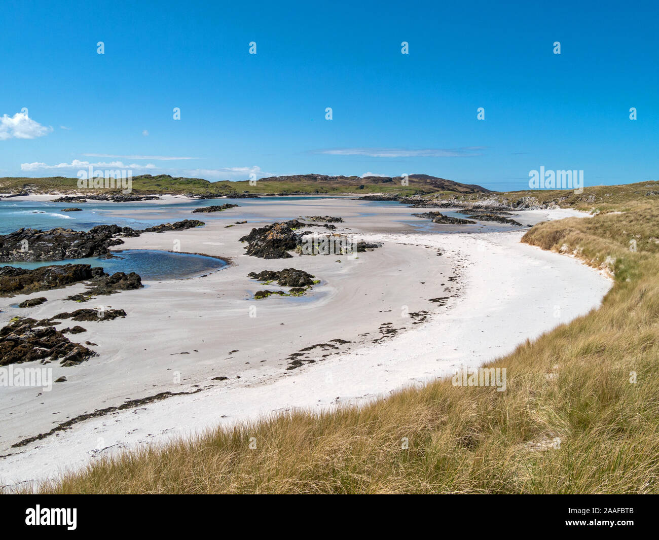 Bella remote, deserte, spiaggia di sabbia nelle vicinanze il trefolo sull'Isola di Colonsay con l'isola di marea di Oronsay nella distanza, Scotland, Regno Unito Foto Stock