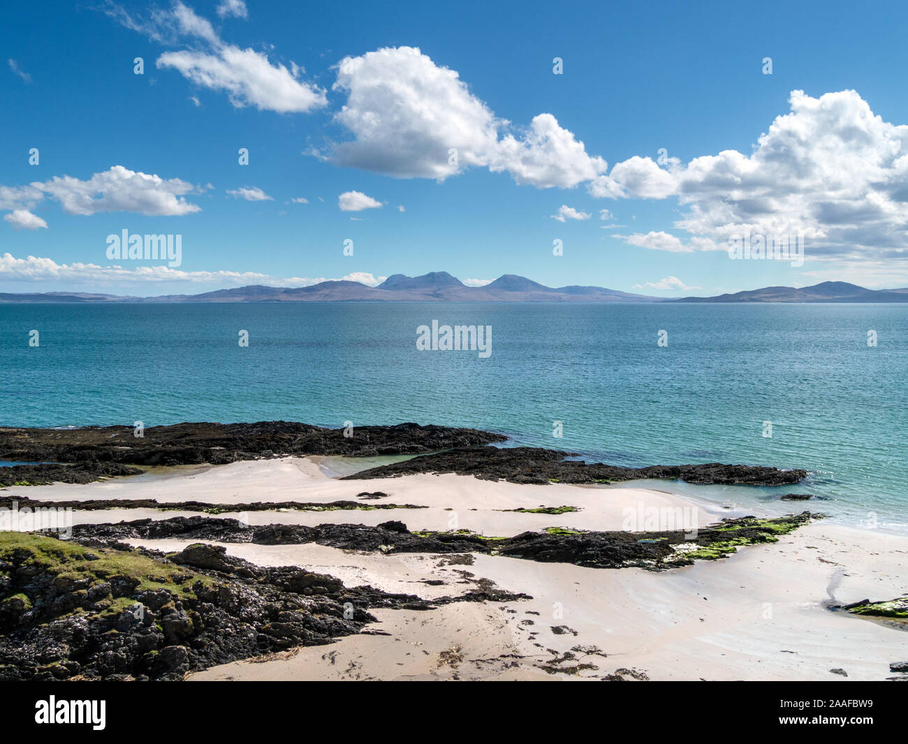 Una vista in lontananza l'Isle of Jura con le pappe del Giura all'orizzonte come si vede dall'Isola di Colonsay, Scotland, Regno Unito Foto Stock