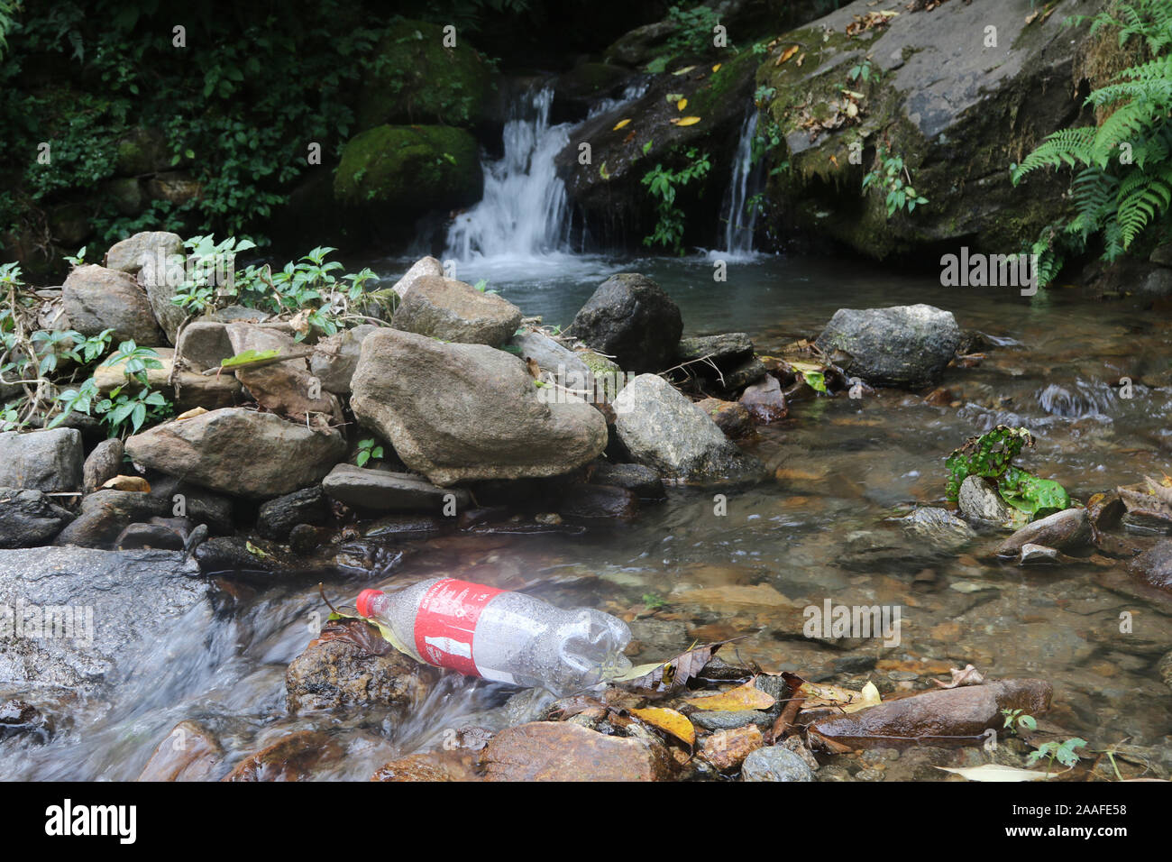 Bottiglie in plastica lasciato da escursionisti, regione di Annapurna Himalaya,, Nepal Foto Stock