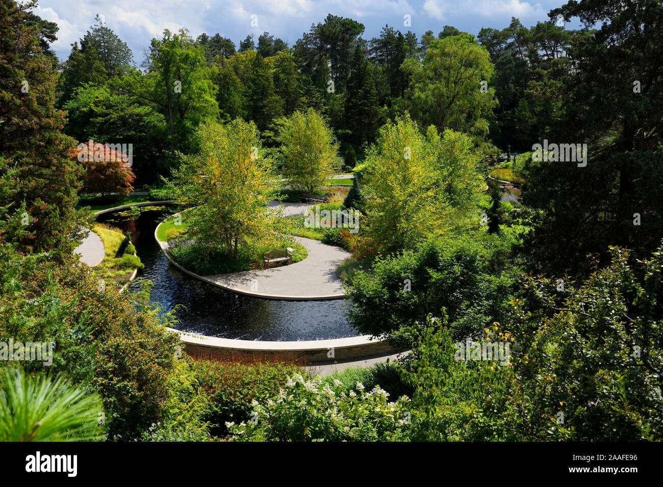 Panoramica del flusso a serpentina e alberi circostanti in giardino di roccia del Royal Botanical Gardens Burlington Ontario Canada Foto Stock