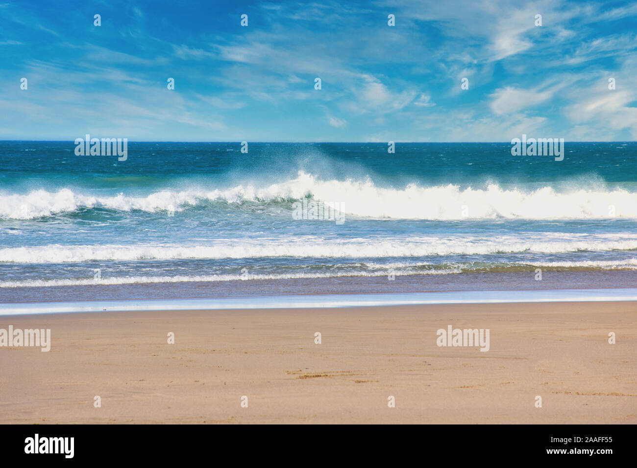 Spiaggia con onde dell'Atlantico di fronte Trebarwith Strand spiaggia in North Cornwall, Inghilterra Foto Stock