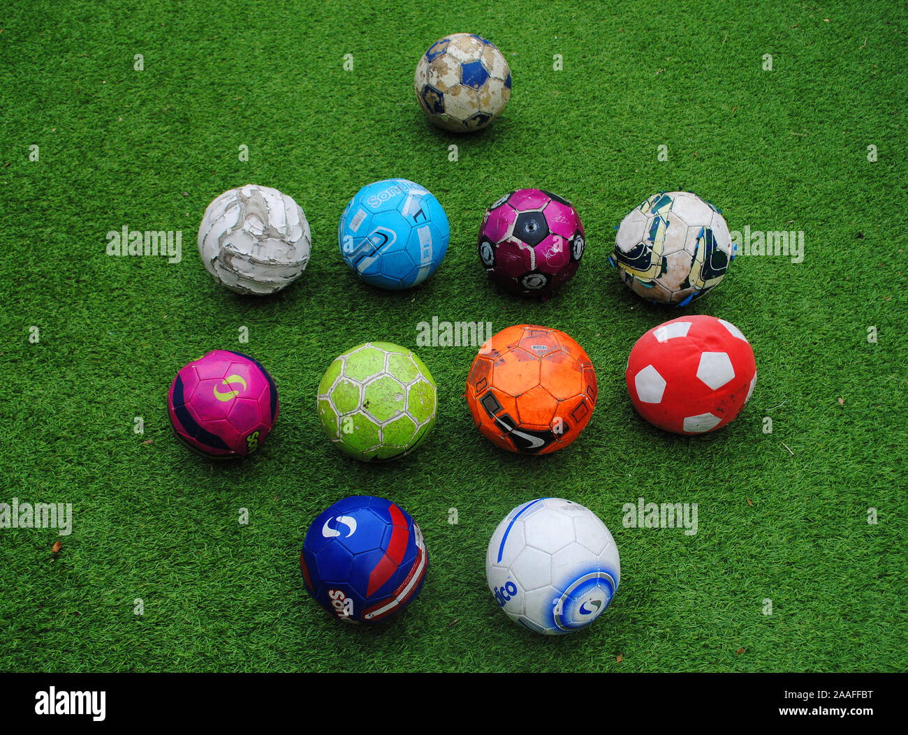 Vecchio e nuovo giardino sul retro Sfere distanziate in un 4-4-2 formazione di calcio. Foto Stock