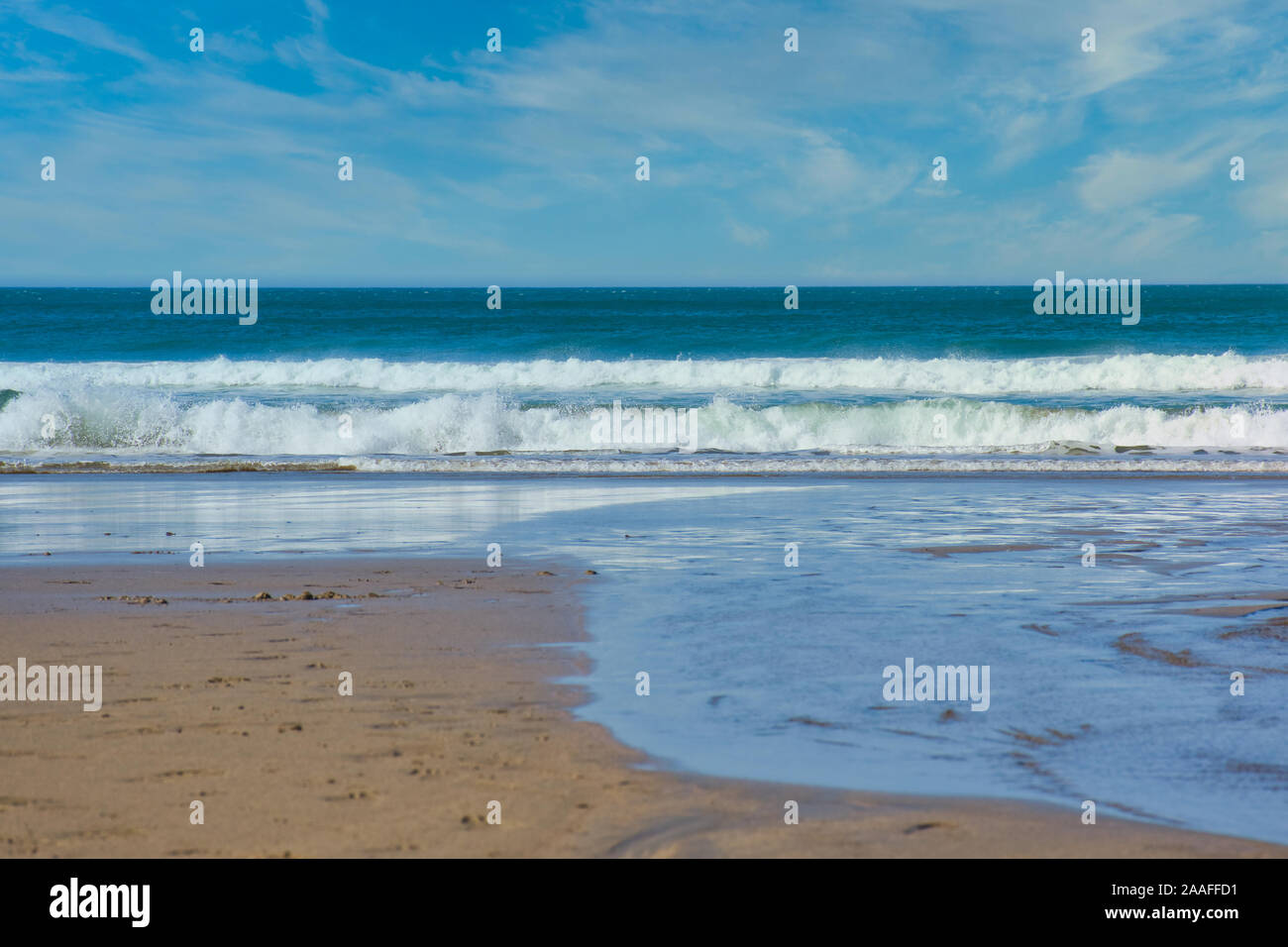 Spiaggia con onde dell'Atlantico di fronte Trebarwith Strand spiaggia in North Cornwall, Inghilterra Foto Stock