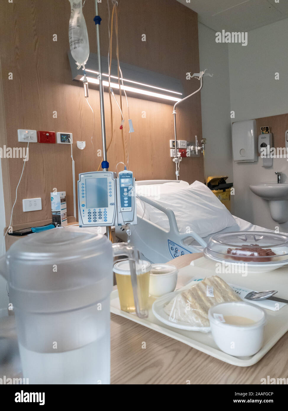 Il pasto viene consegnato sul vassoio per posto letto in ospedale. Foto Stock