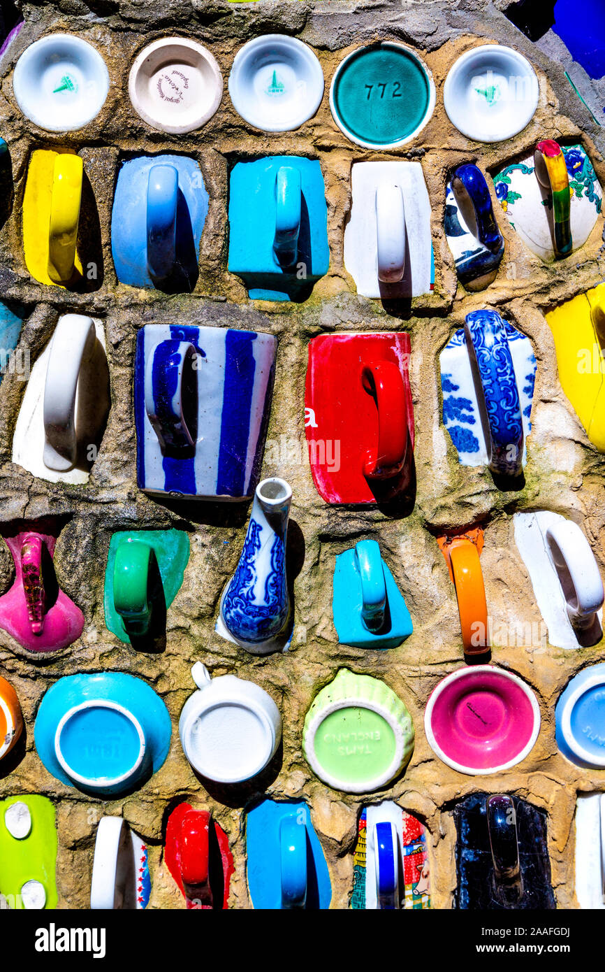 Muro di tazze a House of Dreams, Londra, Regno Unito Foto Stock