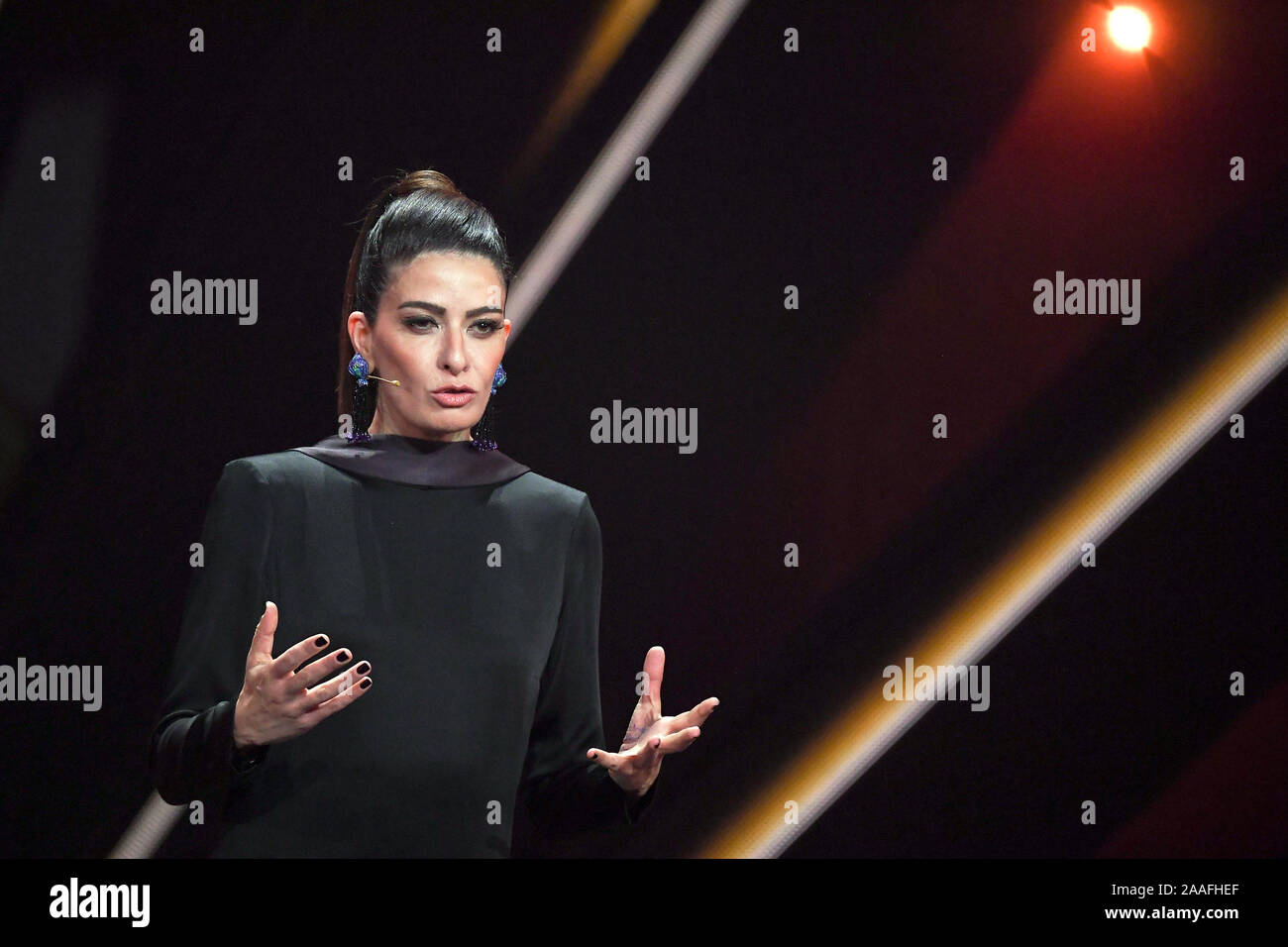 Baden Baden, Germania. Xxi Nov, 2019. Linda Zervakis, il presentatore TV, darà il laudation presso la settantunesima Bambi Cerimonia di premiazione nel Festspielhaus di Bambi nella categoria "la nostra terra". I bambi premio Media è stato premiato da Burda-Verlag sin dal 1948. Si onora di successo e celebrità famose. Credito: Sebastian Gollnow/dpa/Alamy Live News Foto Stock