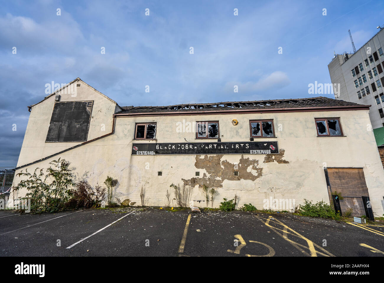 Un edificio devastato da un incendio e atti di vandalismo in una deliberata incendio doloso proprio nel cuore del centro della citta', edificio che ora non sicuri e derelitti Foto Stock