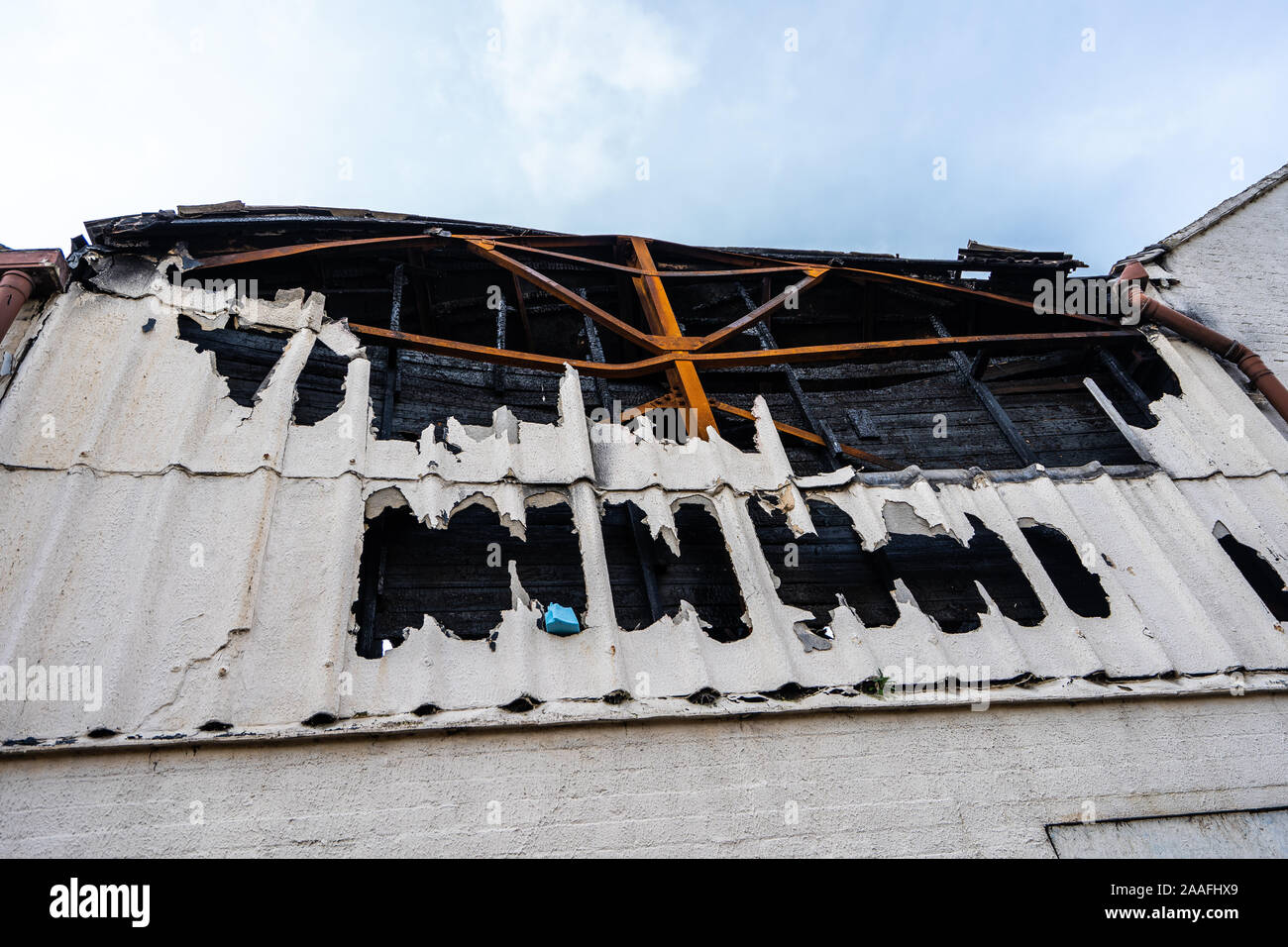 Un edificio devastato da un incendio e atti di vandalismo in una deliberata incendio doloso proprio nel cuore del centro della citta', edificio che ora non sicuri e derelitti Foto Stock