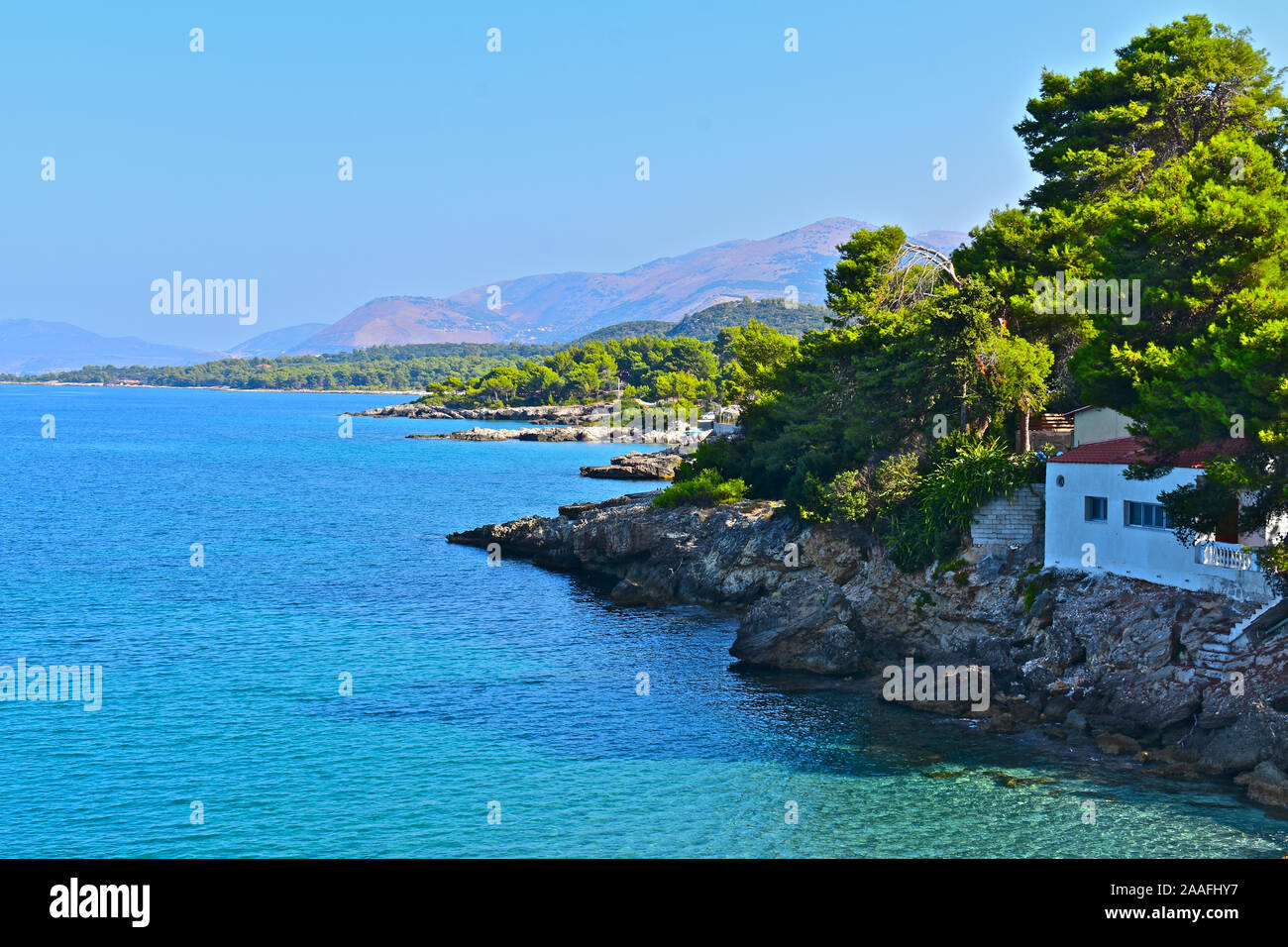 Una vista della spettacolare costa cercando da Lassi verso la capitale Argostoli. Foto Stock