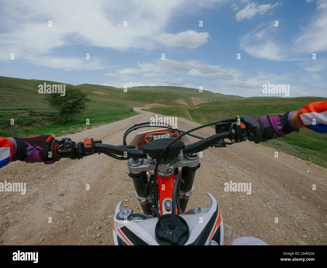 Viaggio Enduro con dirt bike in alta montagna Foto Stock