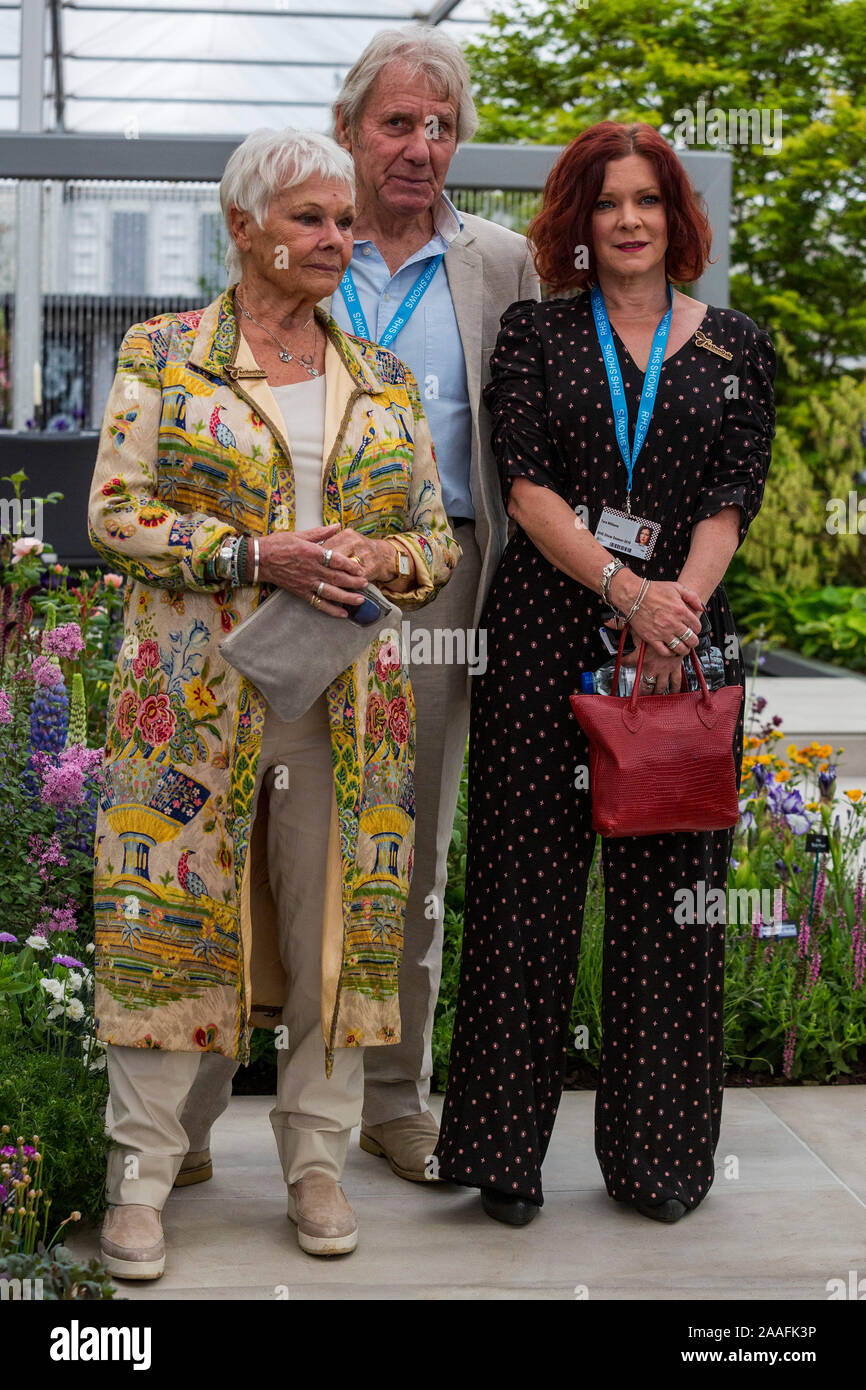 L-R: Judi Dench con partner David Mills e figlia Finty Williams. Chelsea Flower Show a Londra, Inghilterra, Regno Unito, Europa Foto Stock