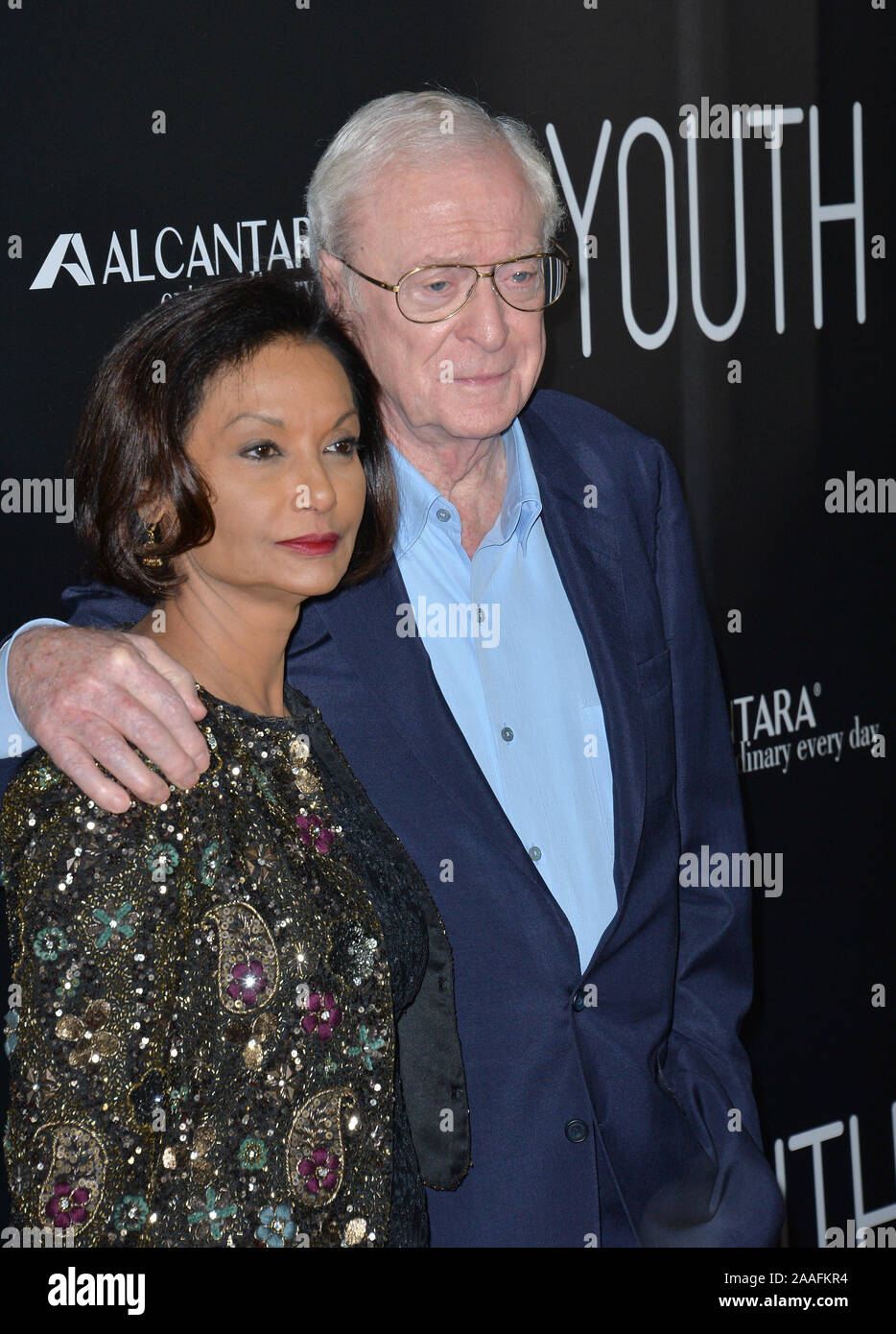 LOS ANGELES, CA - Novembre 17, 2015: Attore Michael Caine e mia moglie Shakira presso il Los Angeles premiere del suo film 'Gioventù' al Directors Guild of America © 2015 Paul Smith / Featureflash Foto Stock