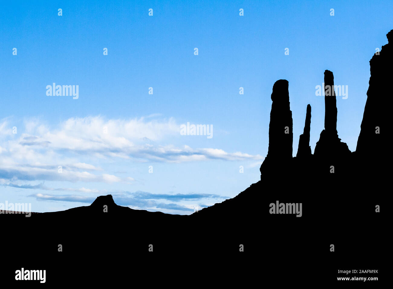 Le tre sorelle tall skinny torri di roccia stagliano contro il cielo blu vicino alla Monument Valley in Utah e Arizona deserto Sud Occidentale. Foto Stock