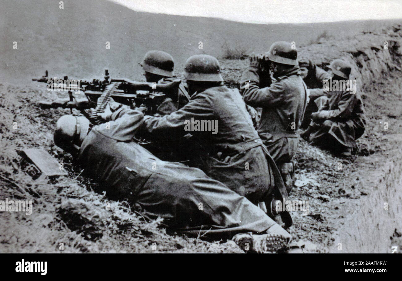 German Machine Gunner in posizione durante l'operazione Barbarossa l'invasione della Russia 1941 Guerra Mondiale due foto in bianco e nero dagli Archivi tedeschi Foto Stock