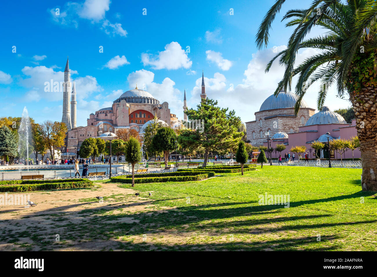 Piazza Sultanahmet e la moschea museo di Hagia Sophia a Istanbul, Turchia. Foto Stock