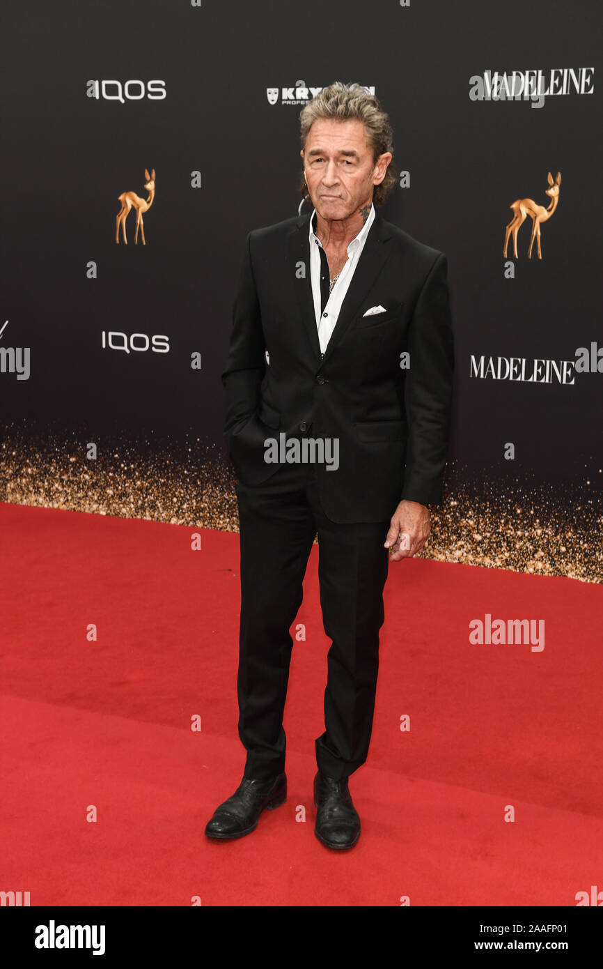 Baden Baden, Germania. Xxi Nov, 2019. Il cantante Peter Maffay giunge alla settantunesima Bambi Awards nel Festspielhaus. I bambi premio Media è stato premiato da Burda-Verlag sin dal 1948. Si onora di successo e celebrità famose. Credito: Patrick Seeger/dpa/Alamy Live News Foto Stock