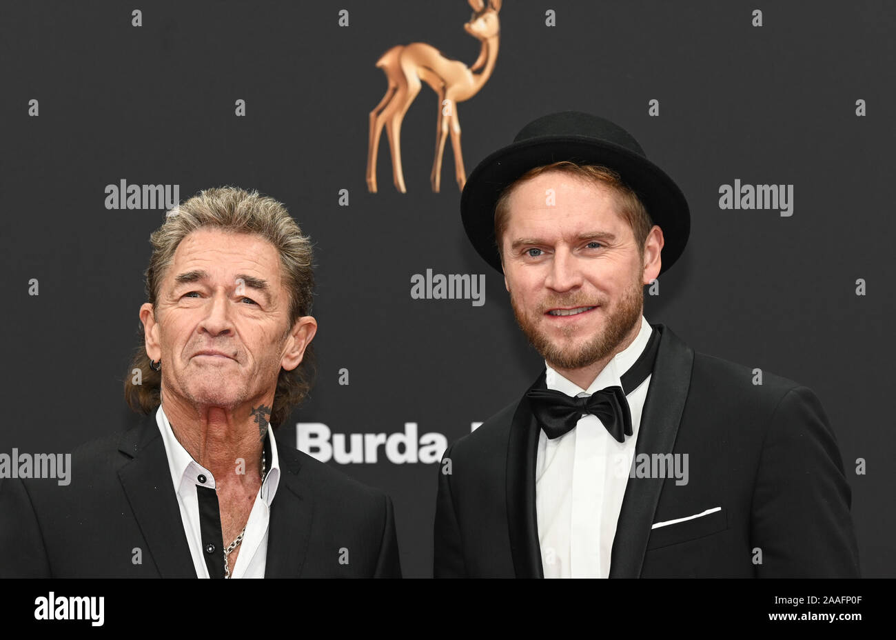 Baden Baden, Germania. Xxi Nov, 2019. Il cantante Peter Maffay (l) e Johannes Oerding (r) Venite settantunesima Bambi Awards nel Festspielhaus. I bambi premio Media è stato premiato da Burda-Verlag sin dal 1948. Si onora di successo e celebrità famose. Credito: Patrick Seeger/dpa/Alamy Live News Foto Stock