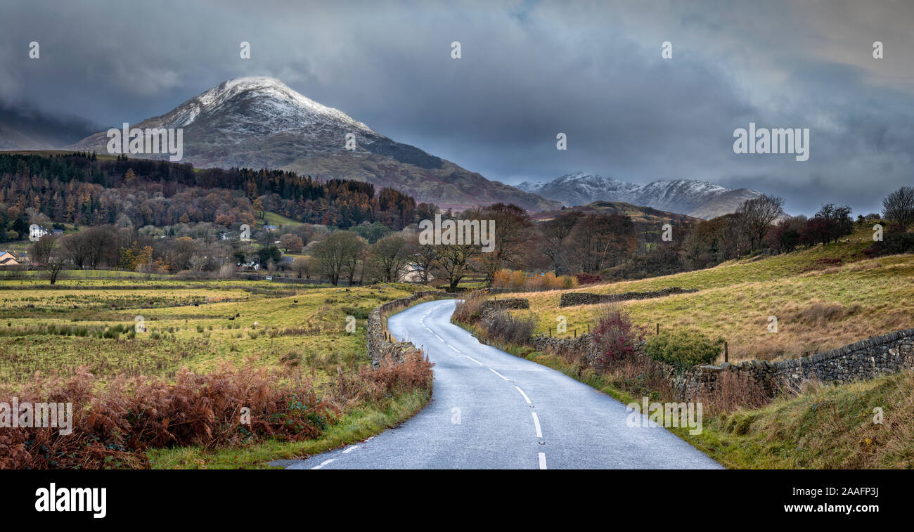 Un assaggio di inverno è arrivato nel sud dei laghi con il vecchio uomo sporting una spolverata di neve. Questo punto di vista è uno dei miei preferiti di cercando lungo t Foto Stock