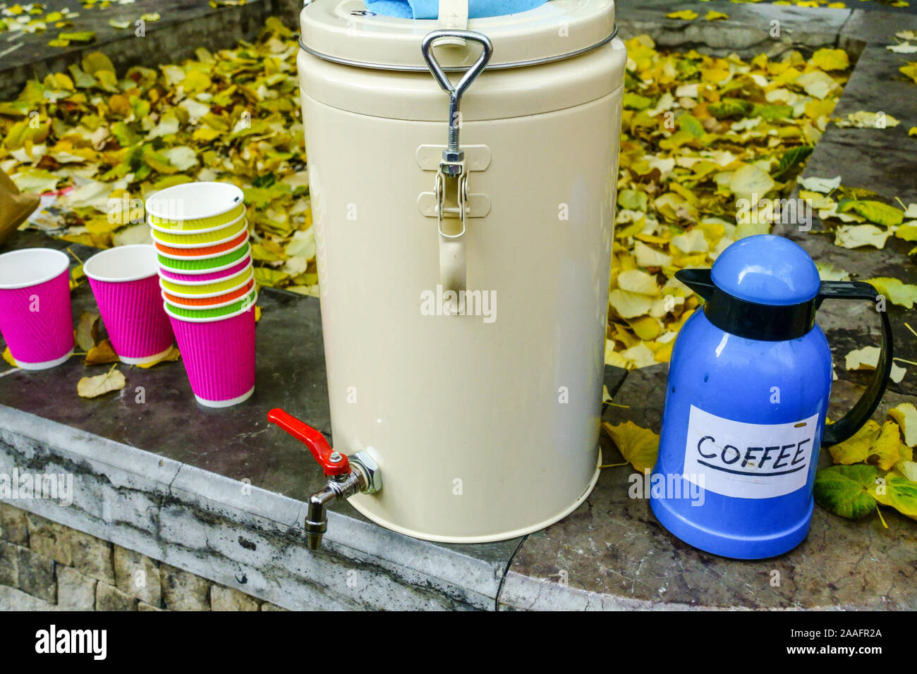 Hot pot di tè e caffè, autunno Foto Stock