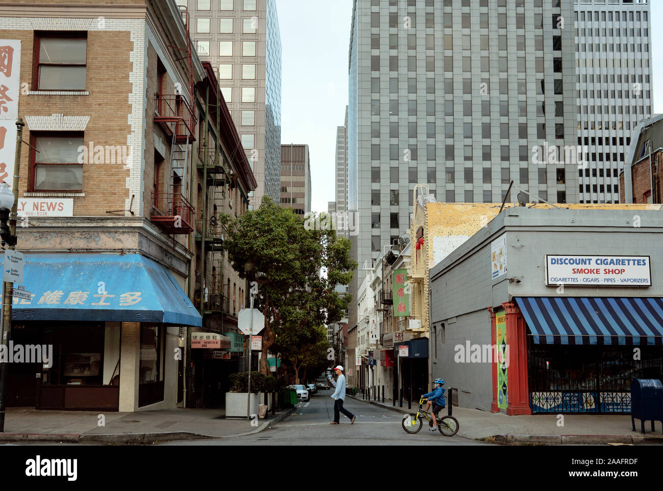 Scena di strada a Chinatown con il padre del ragazzo e. Il centro cittadino di San Francisco, California, Stati Uniti d'America. Sep 2019 Foto Stock