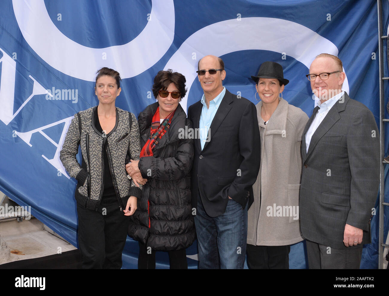 LOS ANGELES, CA. Dicembre 11, 2015: Tina Sinatra (centro), figlia di Frank Sinatra, & i suoi nipoti AJ Lambert (sinistra) & Amanda Erlinger con Bruce Resnikoff, senior VP di Universal Music Group, & Steve Barnett (a destra), presidente e CEO di Capitol Records,durante la cerimonia di premiazione in cima al Capitol Records Building a Hollywood per sollevare un centesimo compleanno di bandiera in onore del cantante Frank Sinatra che nacque cento anni fa il 12 dicembre. © 2015 Paul Smith / Featureflash Foto Stock