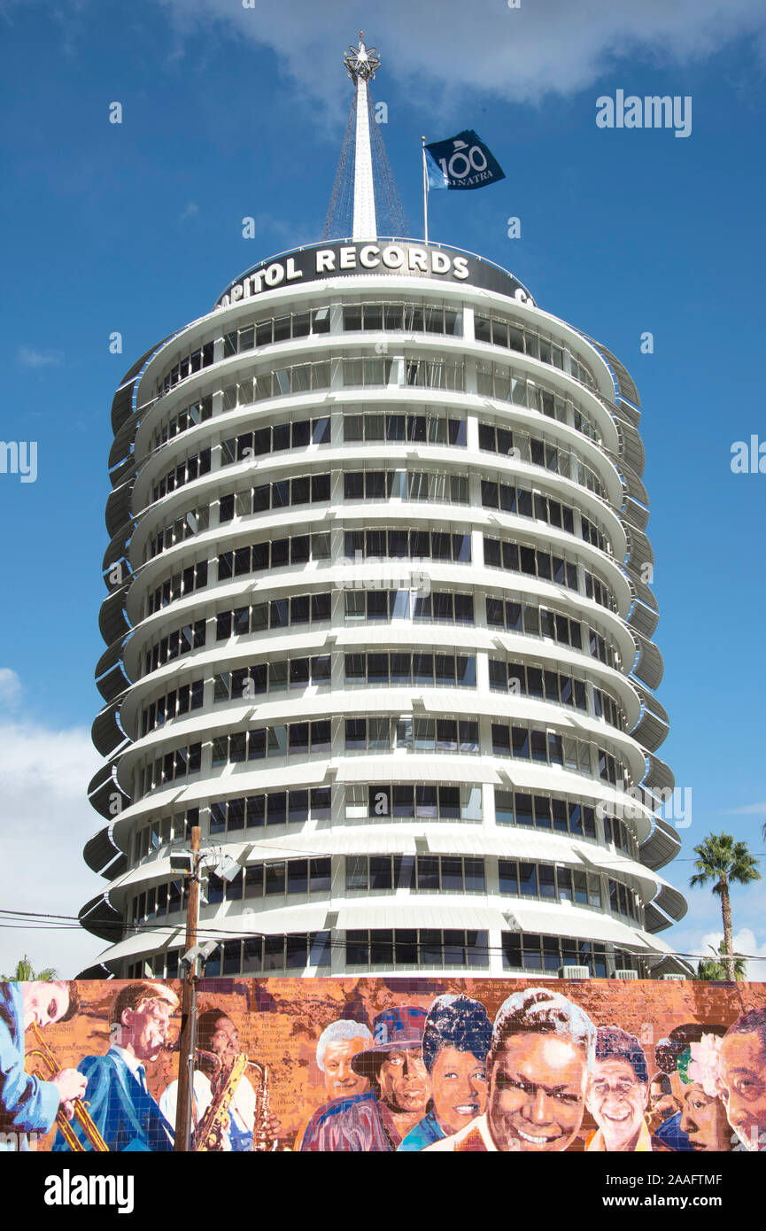 LOS ANGELES, CA. Dicembre 11, 2015: Bandiera su Capitol Records edificio durante la cerimonia di premiazione in cima al Capitol Records Building a Hollywood per sollevare un centesimo compleanno di bandiera in onore del cantante Frank Sinatra che nacque cento anni fa il 12 dicembre. © 2015 Paul Smith / Featureflash Foto Stock