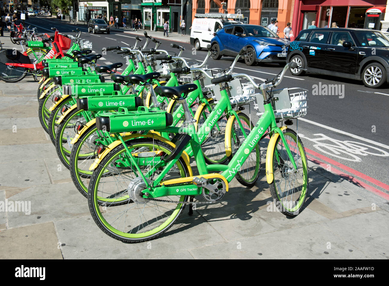 Lime e biciclette elettriche sul marciapiede in Holloway Road a angolo di Highbury, London Borough di Islington Foto Stock