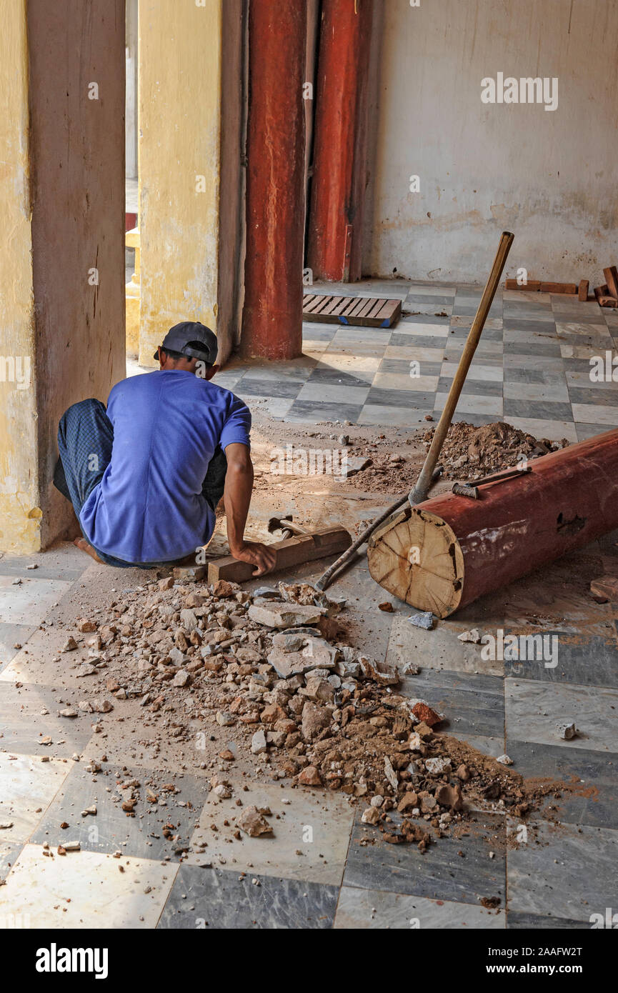 Un lavoratore il ripristino di un tempio di Bagan MYANMAR Birmania Foto Stock