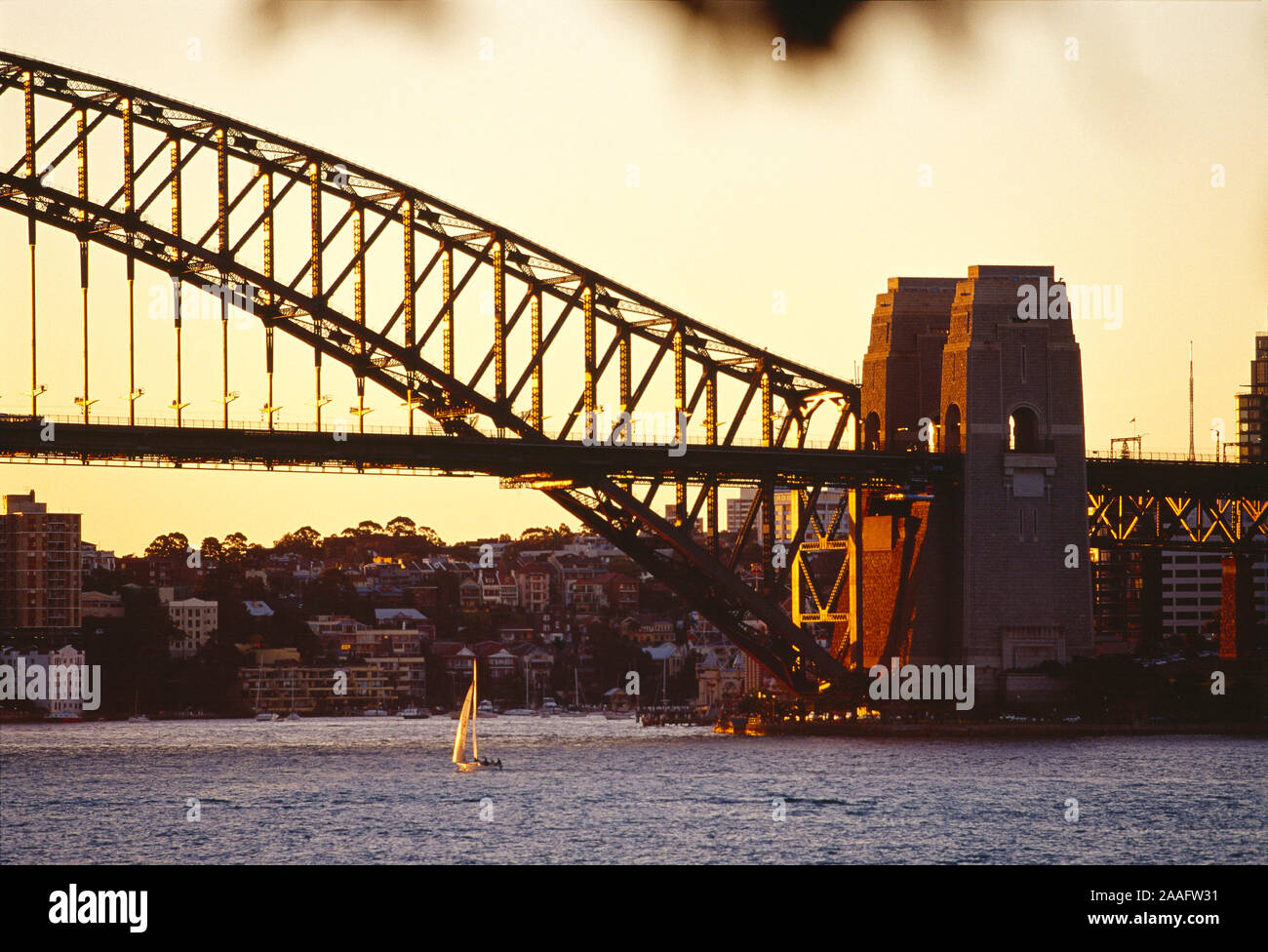 Australia. Nuovo Galles del Sud. Sydney. Harbour Bridge close up e North Sydney al tramonto. Foto Stock