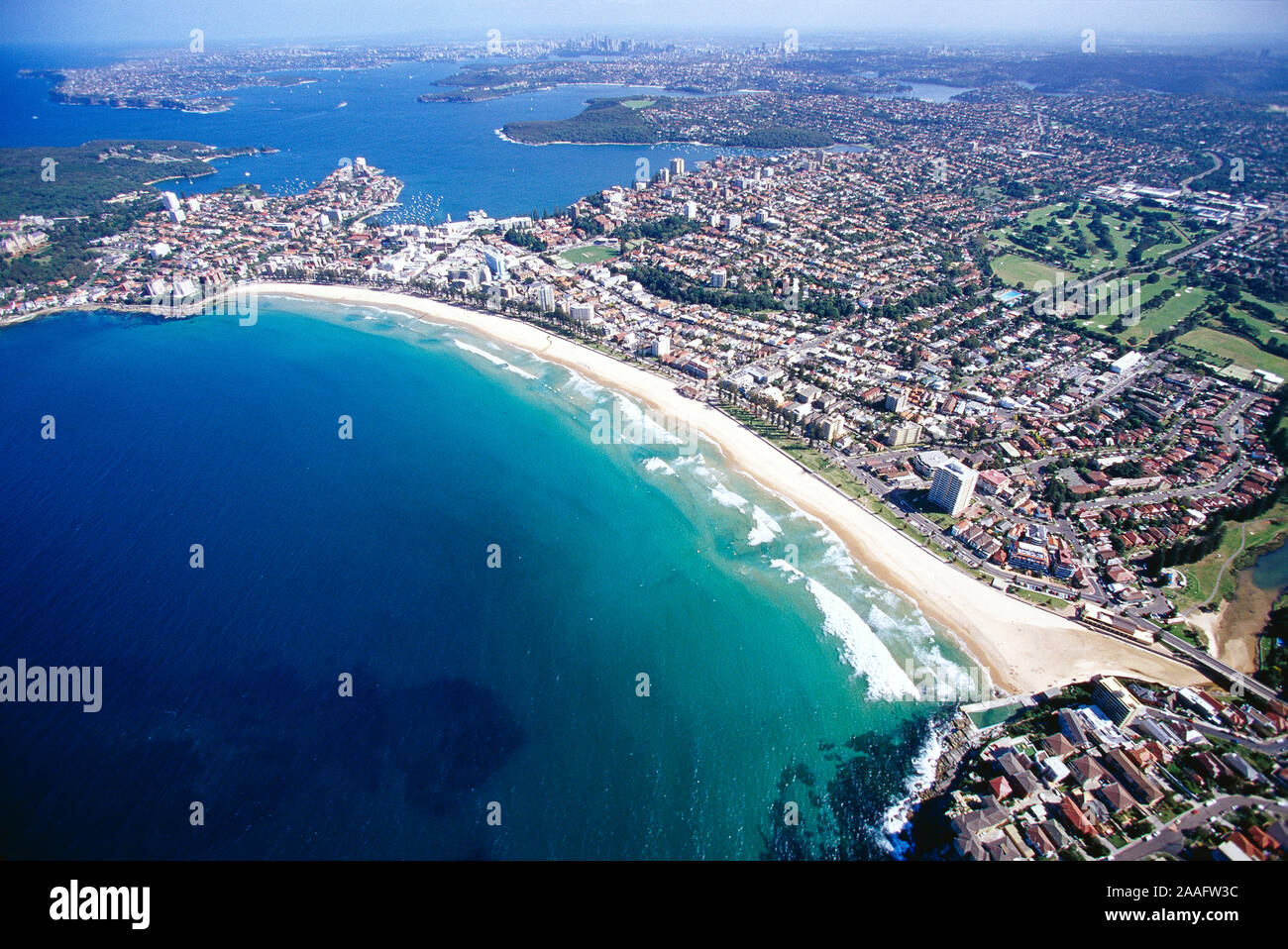Australia. Nuovo Galles del Sud. Sydney. Vista aerea del porto e spiaggia di Manly. Foto Stock
