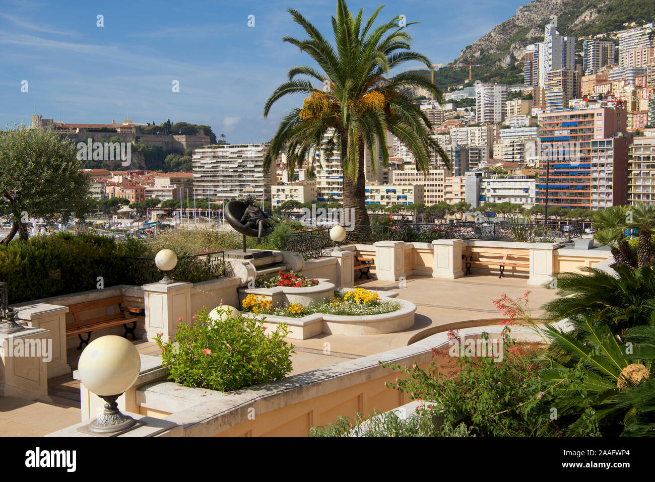 Piccolo giardino accanto a Avenue d'Ostende con la scultura Tebe in Costume Monte Carlo Monaco Foto Stock