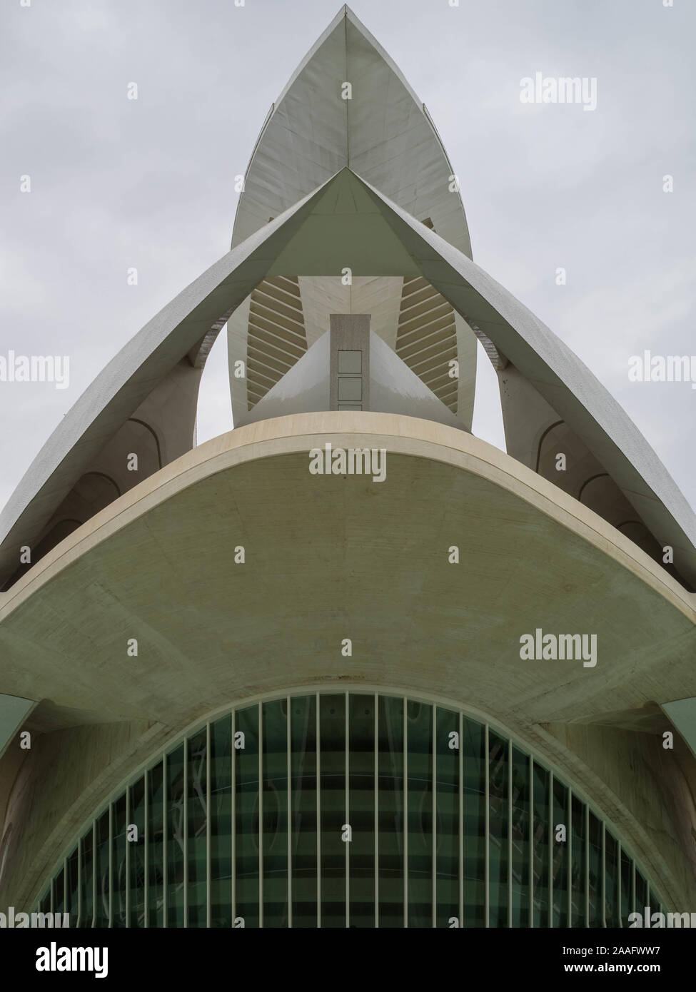Dettagli dell'edificio emisferico presso la Città delle Arti e delle Scienze di Valencia Foto Stock