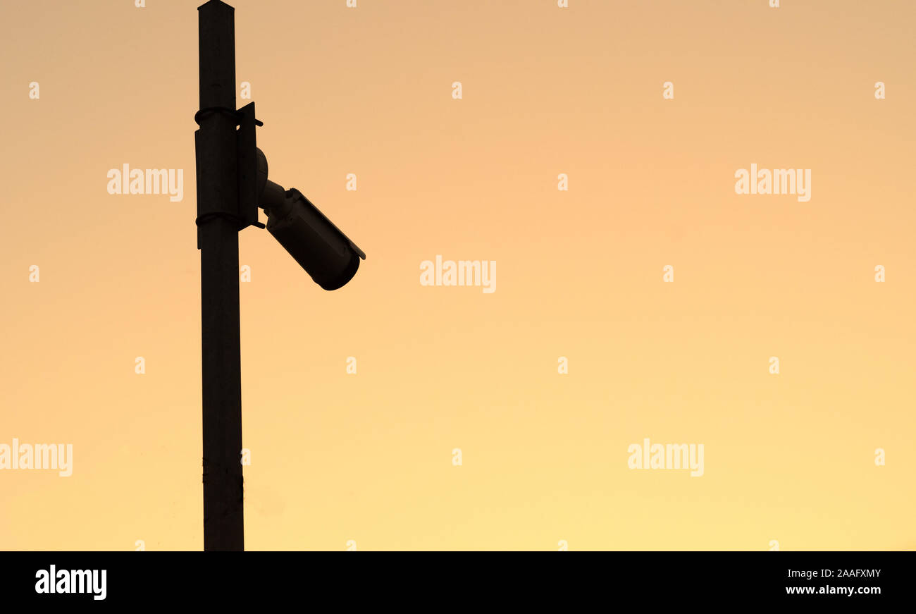 Silhouette della videocamera di sicurezza sul palo sul tramonto..Lo spazio per testo Foto Stock