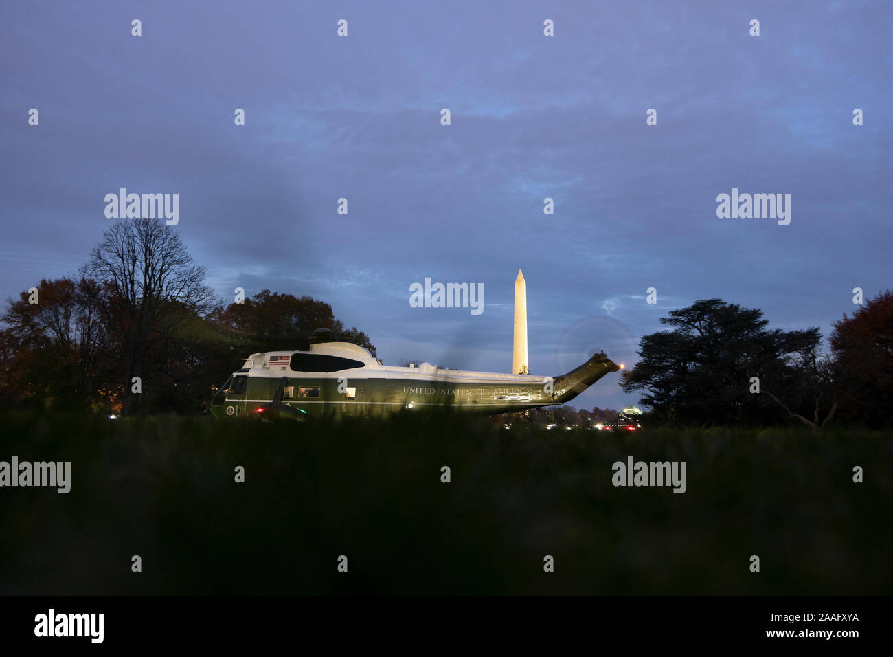 Dover. Xxi Nov, 2019. Uno Marine, con il Presidente degli Stati Uniti, Trump e la First lady Melania Trump a bordo, si diparte la South Lawn della Casa Bianca a Washington DC, USA su Giovedi, 21 novembre 2019, per una degna cerimonia di trasferimento a Dover. Credito: Stefani Reynolds/CNP | Utilizzo di credito in tutto il mondo: dpa/Alamy Live News Foto Stock