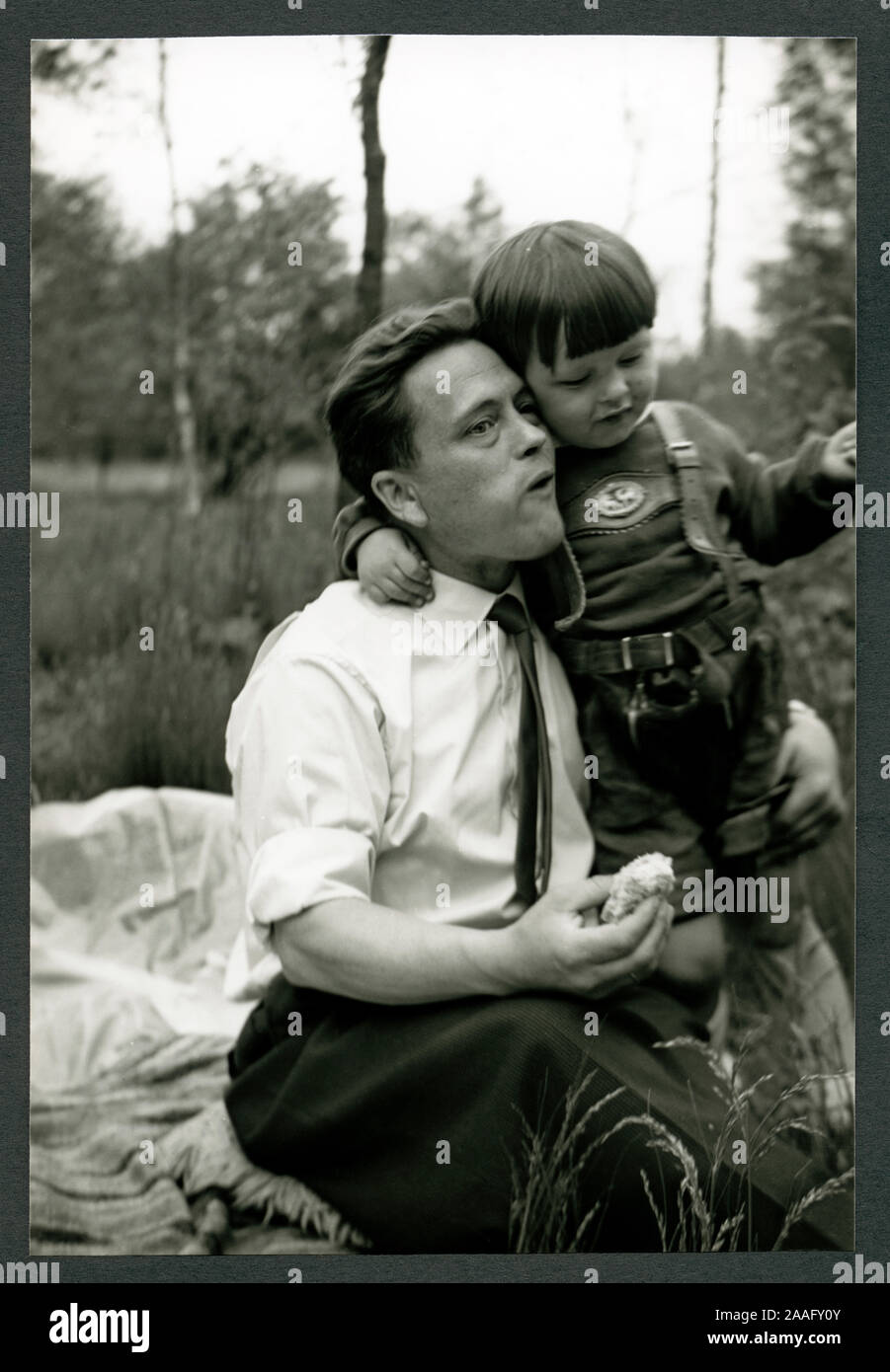 Europa, Deutschland, Amburgo, Vater und Sohn beim Picknicken, Alltagsleben in den 1950er Jahren. / Europa, Germania, Amburgo, il padre e il figlio hanno un picnic, everday vita nel 1950th . Foto Stock