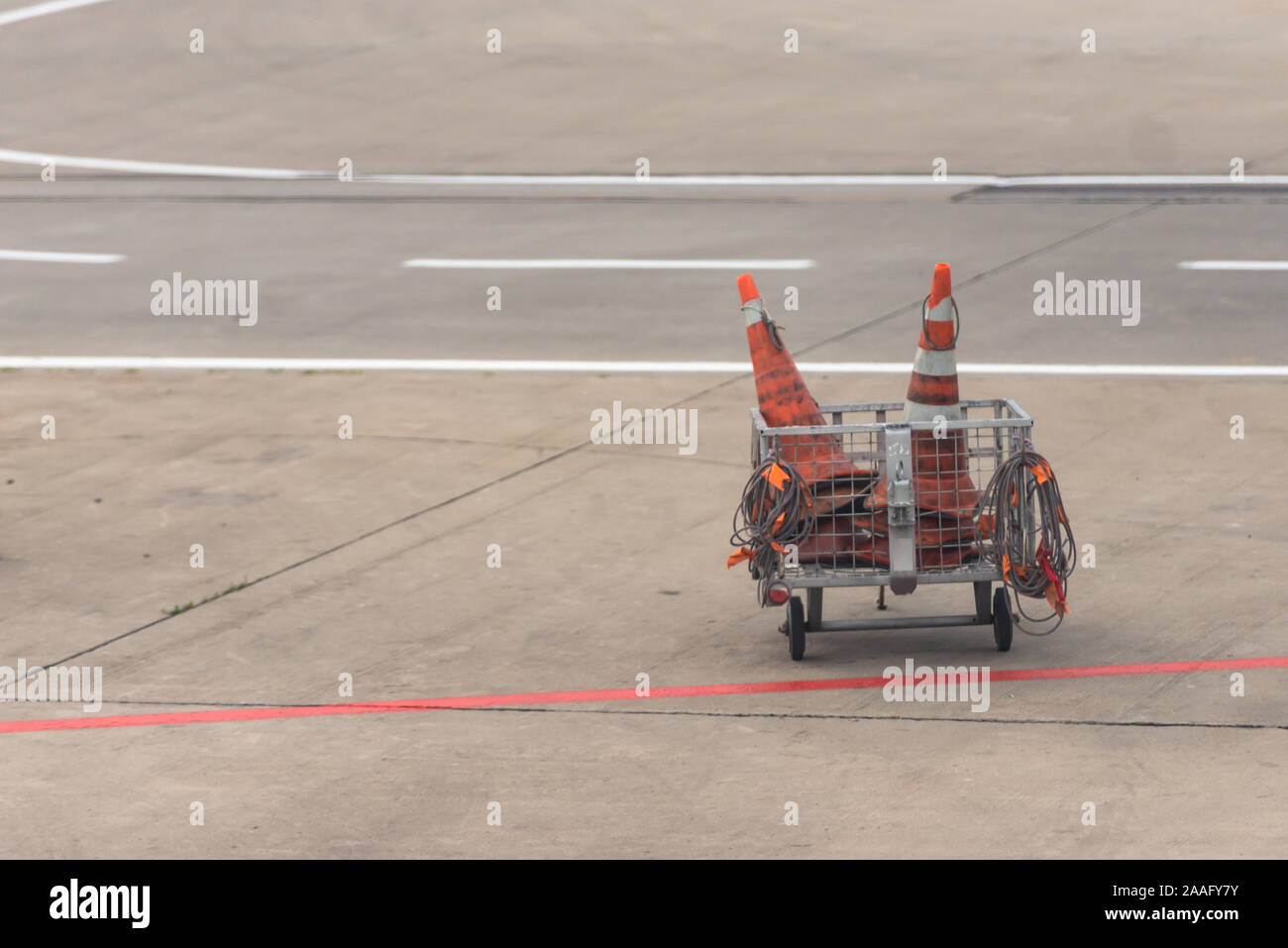 Aeroporto Vnukovo, Mosca. Carrello con i coni sulla pista di rullaggio. Foto Stock