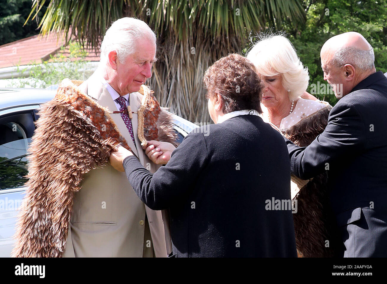 Il Principe di Galles e la duchessa di Cornovaglia durante la loro visita a Tuahiwi Marae, tribale un terreno di incontro sull'Isola del Sud della Nuova Zelanda, il sesto giorno della royal visita. Foto Stock