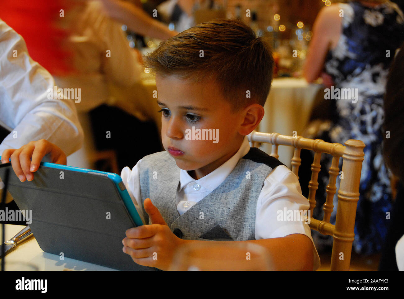 Un giovane bambino che gioca su una tavoletta grafica Foto Stock