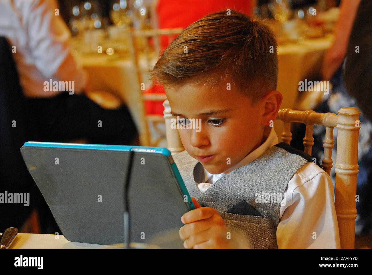 Un giovane bambino che gioca su una tavoletta grafica Foto Stock