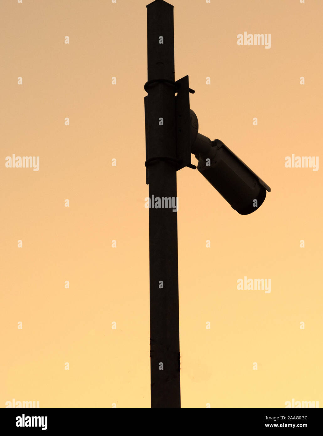 Silhouette della videocamera di sicurezza sul palo sul tramonto..Lo spazio per testo.vista verticale Foto Stock