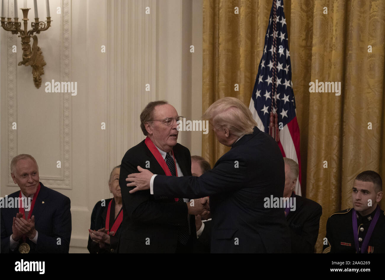 Washington, Stati Uniti. Xxi Nov, 2019. James Patterson riceve National Humanities Medal dal presidente Donald Trump alla Casa Bianca di Washington, DCon Giovedì, 21 novembre 2019. Foto di Tasos Katopodis/UPI Credito: UPI/Alamy Live News Foto Stock