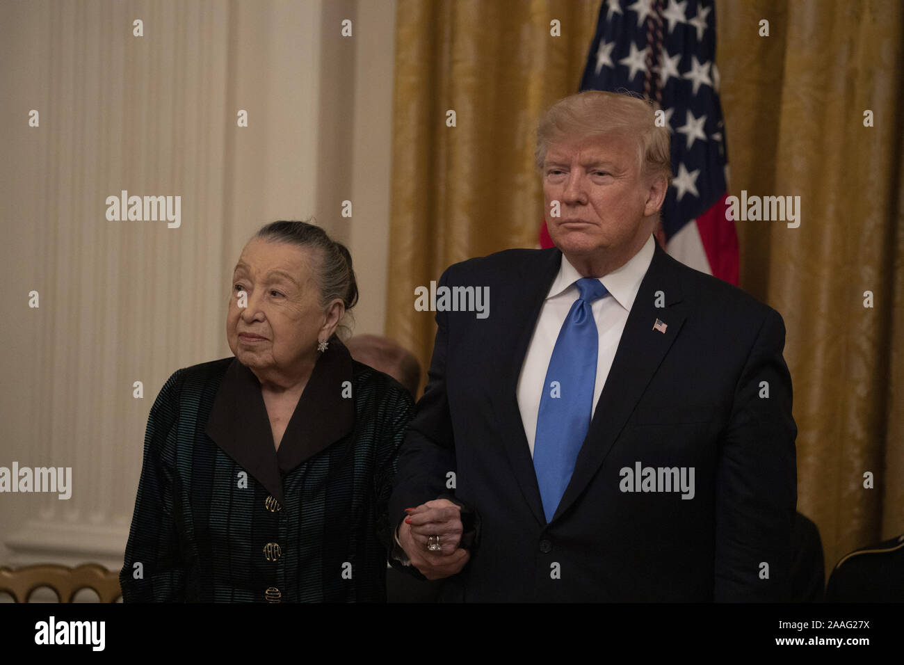 Washington, Stati Uniti. Xxi Nov, 2019. Teresa Lozana riceve lungo National Humanities Medal dal presidente Donald Trump alla Casa Bianca di Washington, DCon Giovedì, 21 novembre 2019. Foto di Tasos Katopodis/UPI Credito: UPI/Alamy Live News Foto Stock