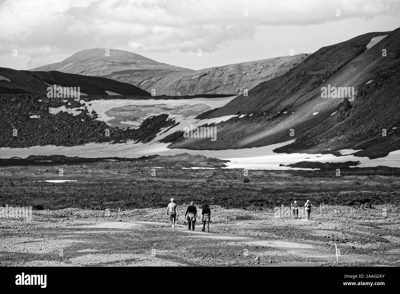 Persone che camminano sulla via per Viti cratere, Askja Islanda Foto Stock