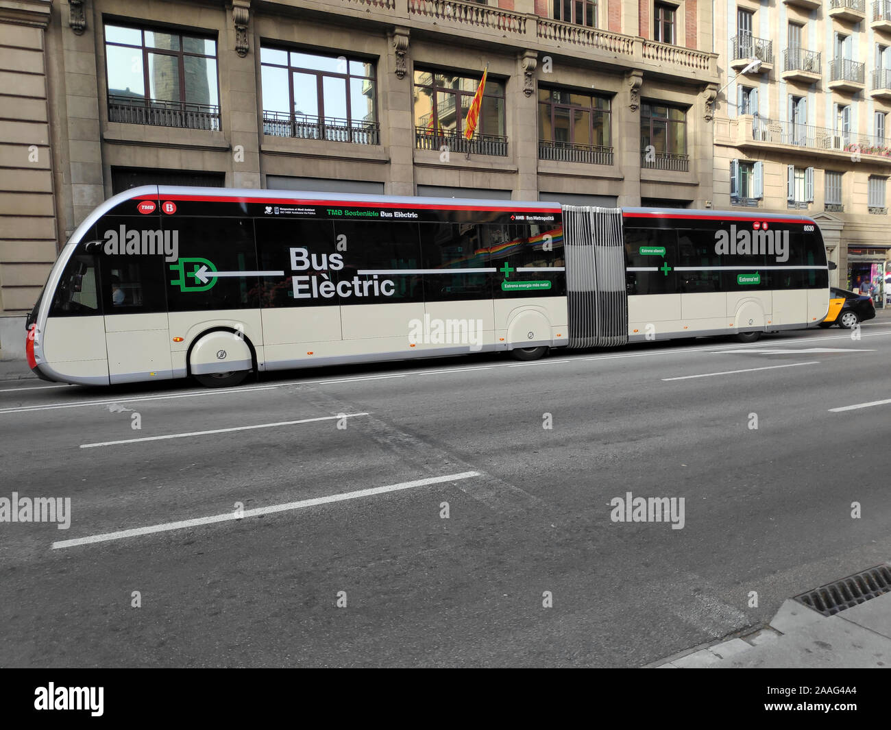 Un autobus elettrico per le strade di Barcellona Foto Stock