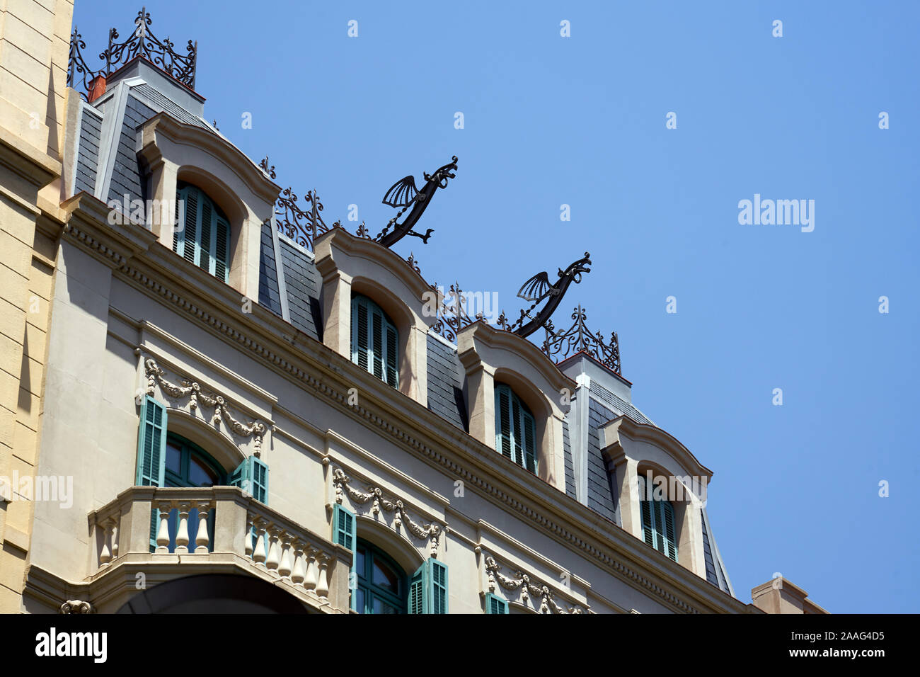Draghi e altre decorazioni artistiche sul Carrer de Casp di Barcellona Foto Stock