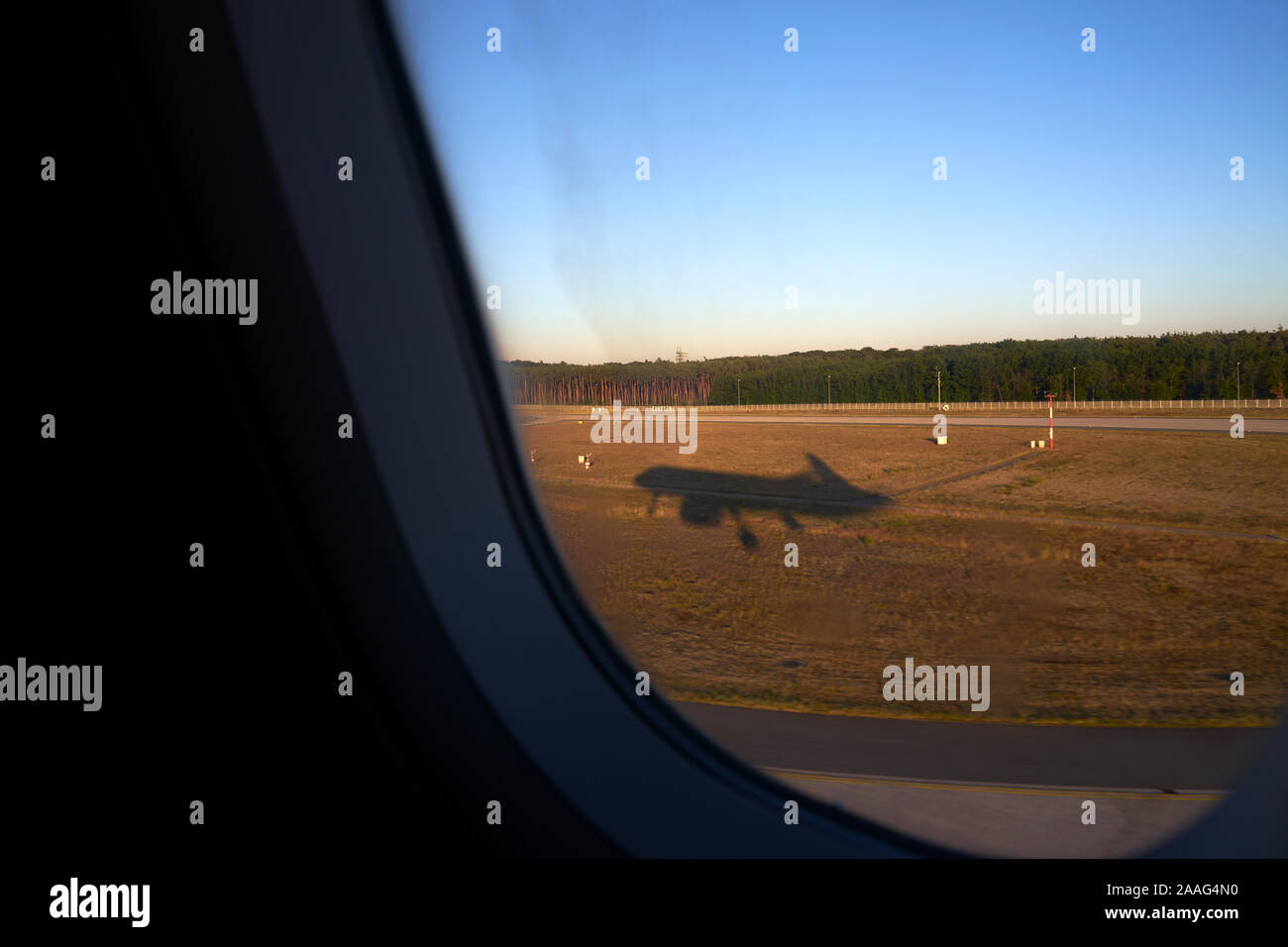 Un aereo atterra a Francoforte sul meno poco prima del tramonto Foto Stock