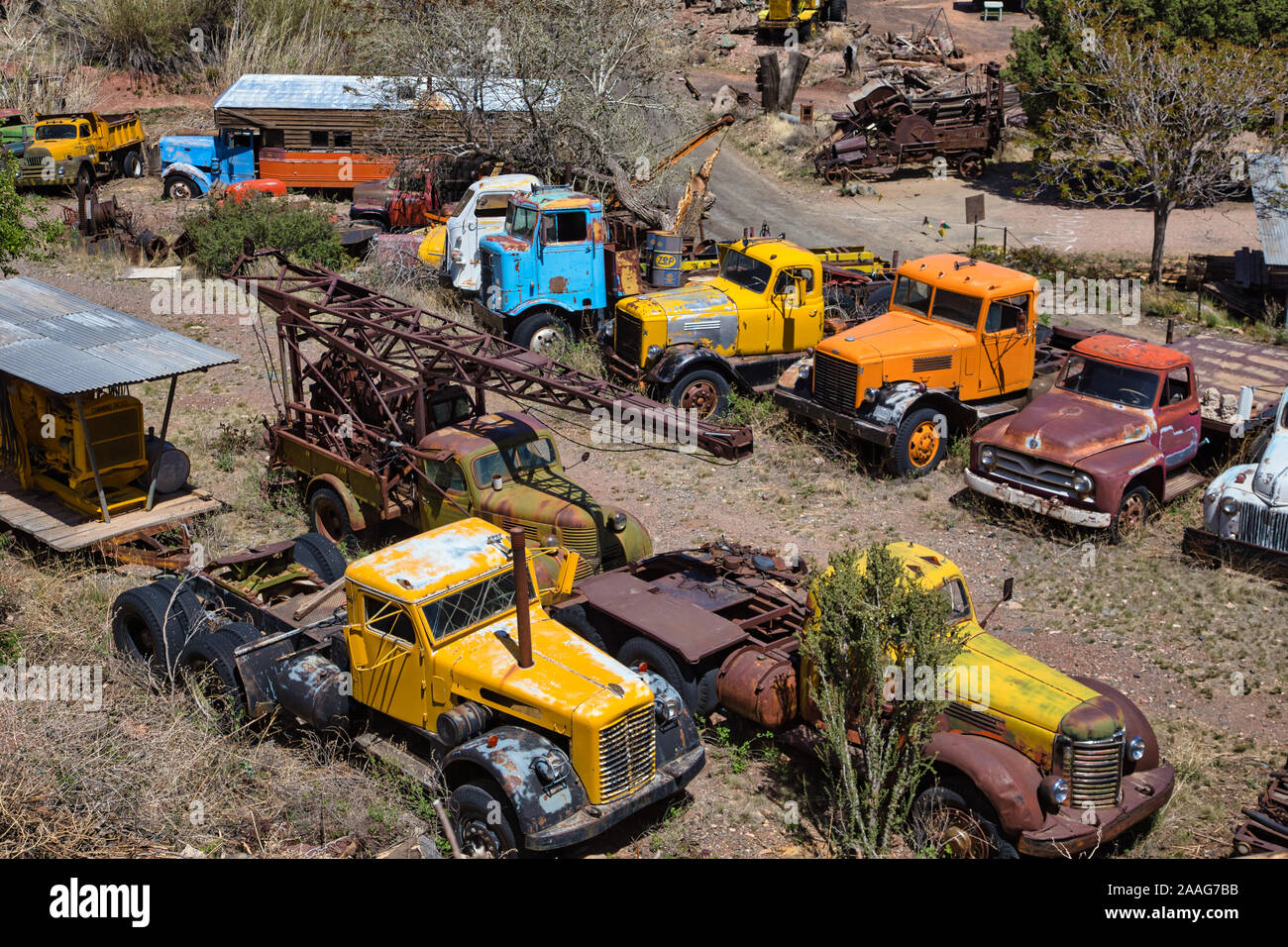 Girolamo, AZ, Stati Uniti d'America., dove il marciapiede termina, il Vecchio West inizia. Un sacco di arrugginimento attrezzature sparsi. auto, camion. vecchi veicoli © CraigPerry Foto Stock