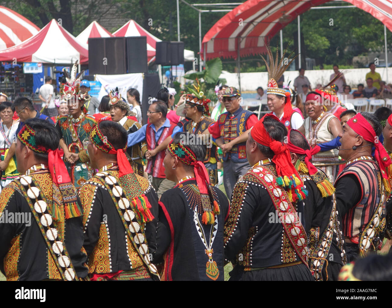 KAOHSIUNG, Taiwan -- Settembre 28, 2019: deputati maschi degli indigeni tribù Rukai eseguire una danza durante la tradizionale festa della mietitura. Foto Stock