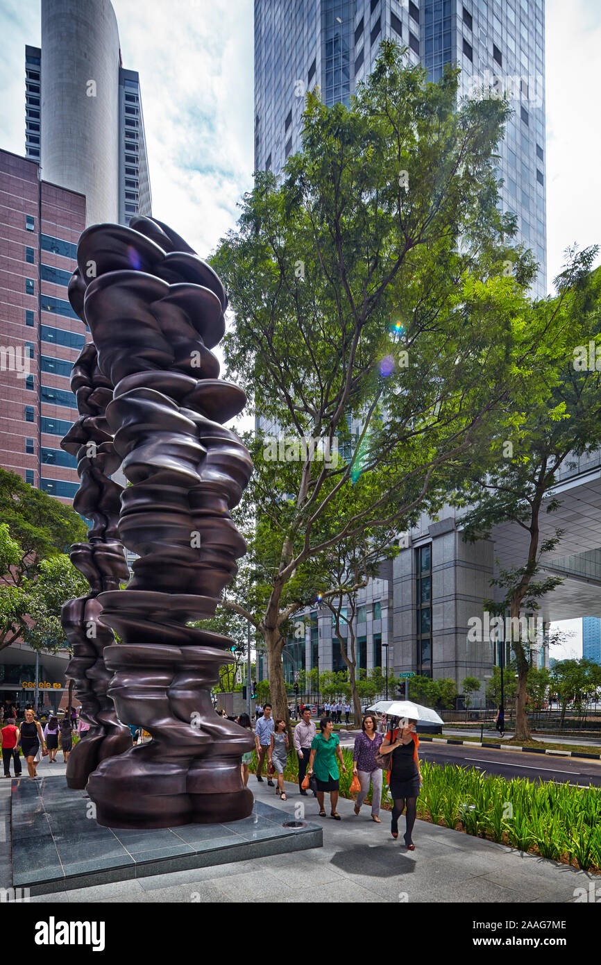 SINGAPORE - luglio 7: British sculptorTony Cragg i punti di vista di serie (2011) al di fuori di uno Raffles Place a Singapore il 7 luglio 2013. (Foto di Rogan Foto Stock